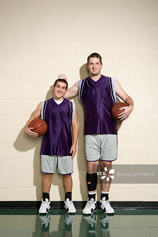 高矮篮球运动员图片素材