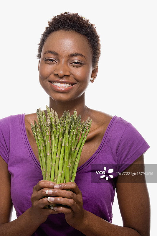 拿着芦笋的女人图片素材