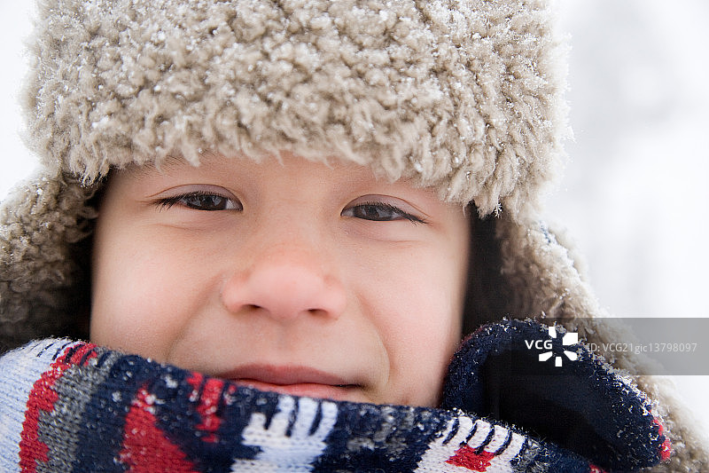 戴帽子和围巾的男孩图片素材