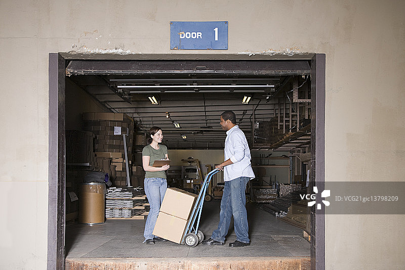 在装货区的人们图片素材