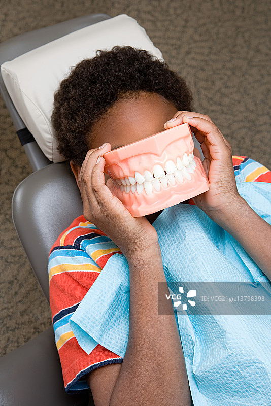 男孩用假牙遮住脸图片素材