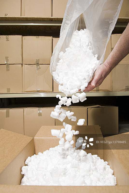 人们在盒子里装入包装花生图片素材