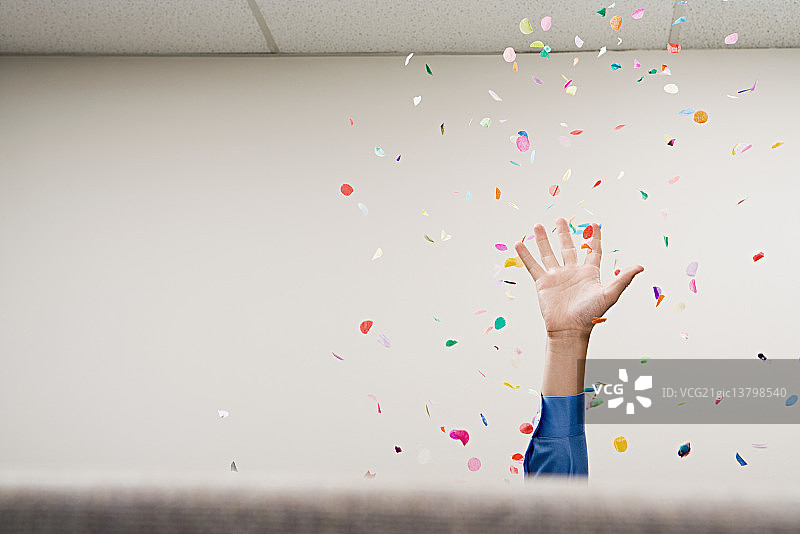 抛洒纸片的商人图片素材