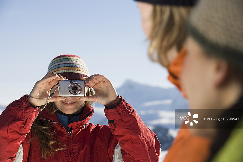 女人给朋友们拍照图片素材