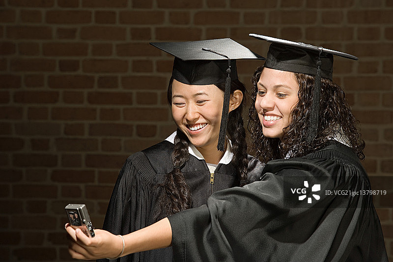 两个女毕业生合影图片素材