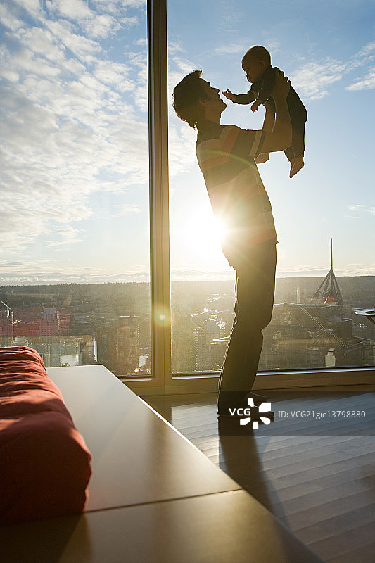 父亲举起他的儿子图片素材