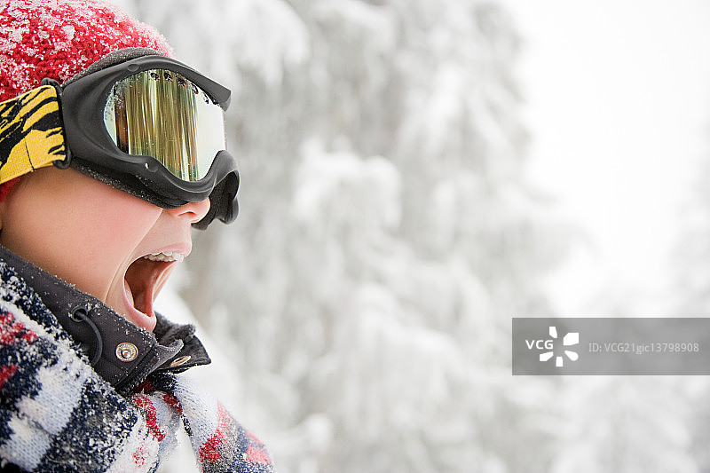 戴着滑雪镜的男孩图片素材