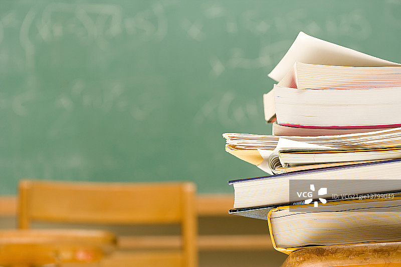 书桌上堆放的书籍图片素材