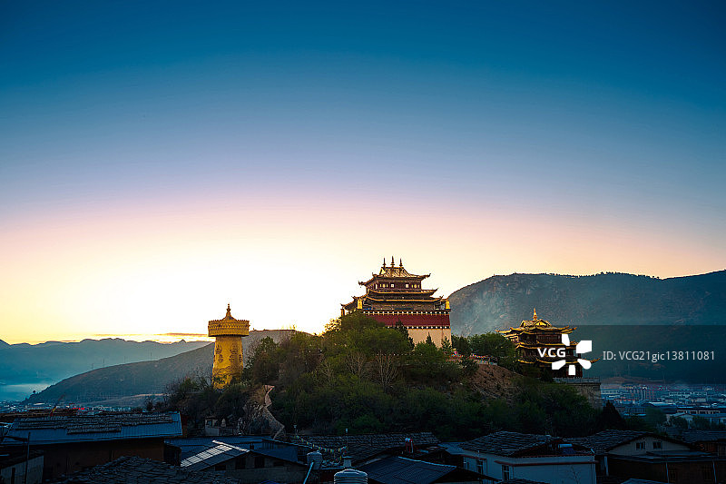云南香格里拉大佛寺图片素材