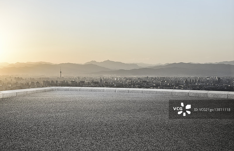 日落时分的北京城市全景和天台广场图片素材