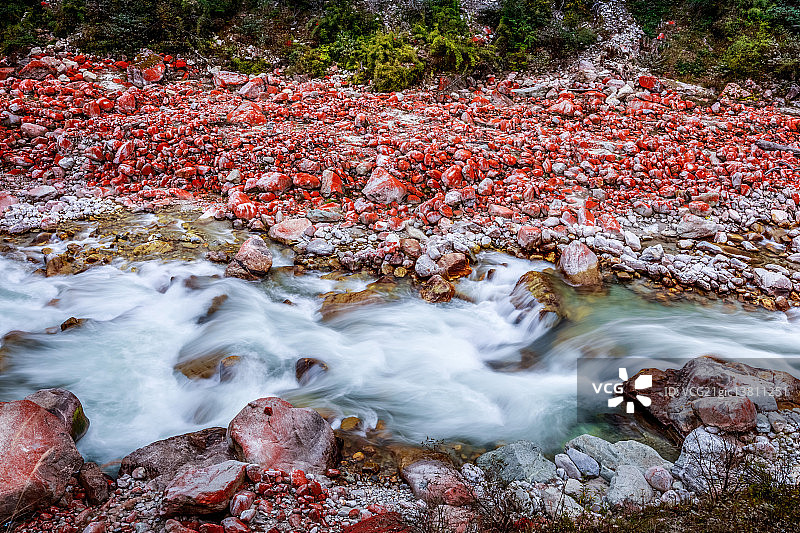 四川雅家梗红石滩图片素材