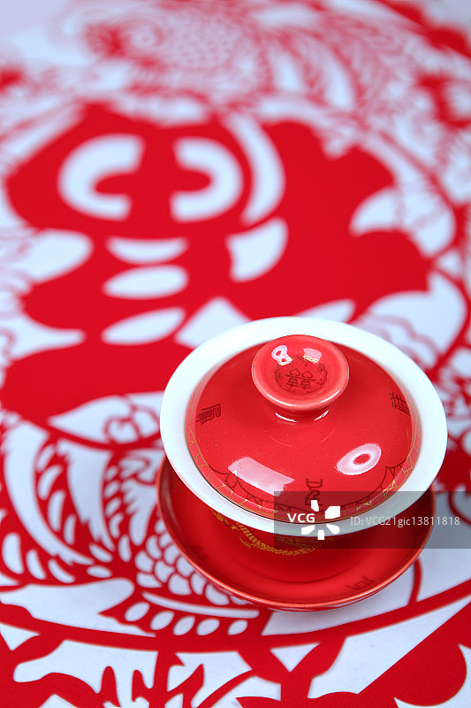 福字剪纸上的大碗茶图片素材