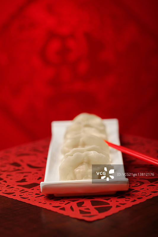 摆在福字剪纸上的一碟饺子图片素材