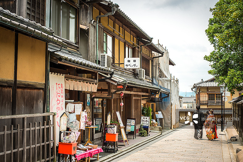 穿着和服的男女走在清水寺街道图片素材