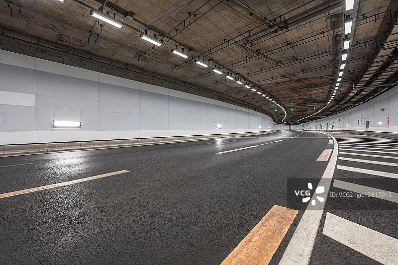Modern Highway Tunnel Underpass图片素材