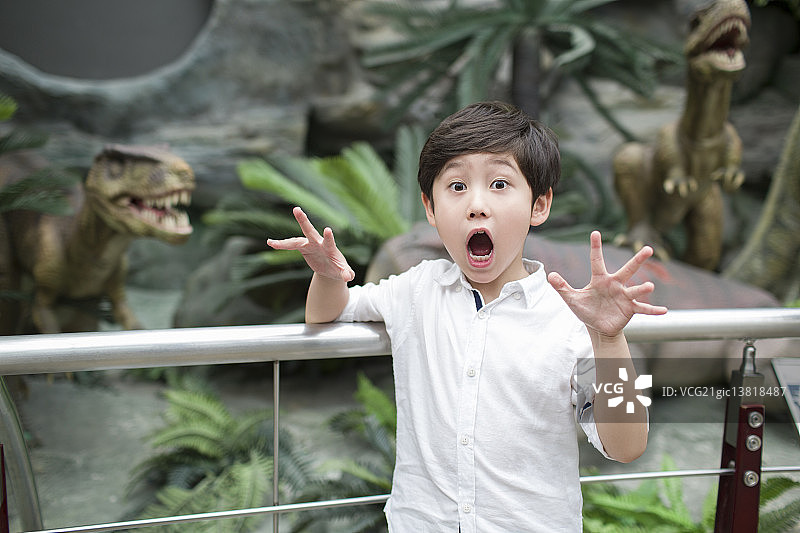 小男孩做鬼脸图片素材