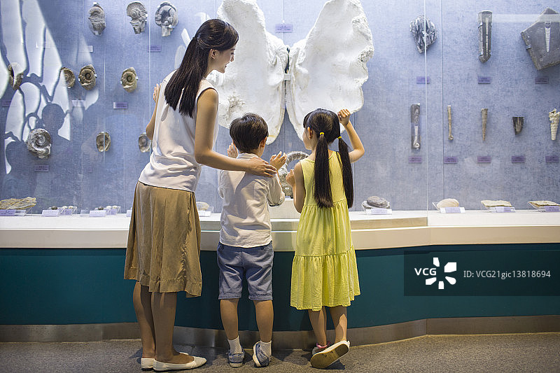 年轻母亲和孩子参观海洋馆图片素材