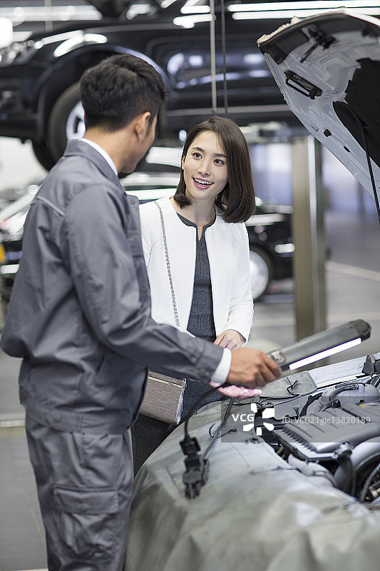 汽车修理工与车主谈论图片素材