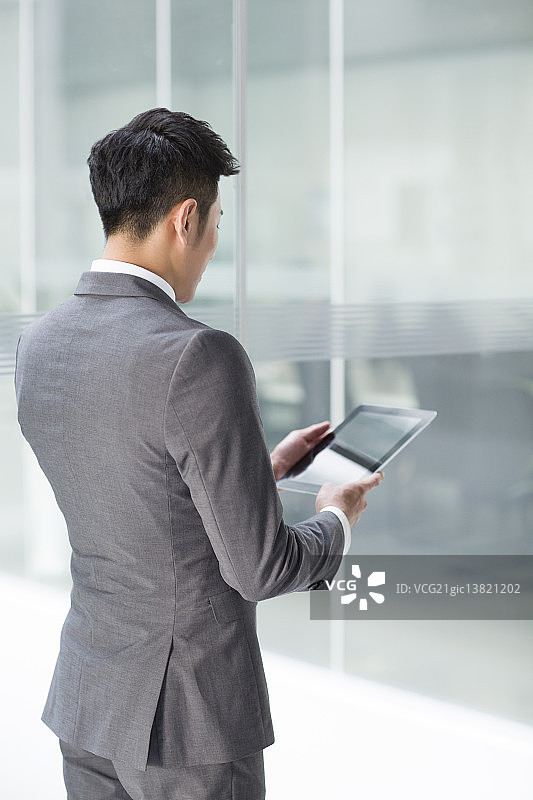年轻商务男士使用平板电脑图片素材