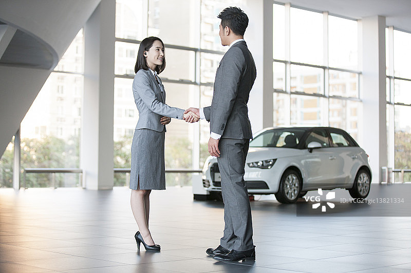 汽车销售员和客户谈论图片素材