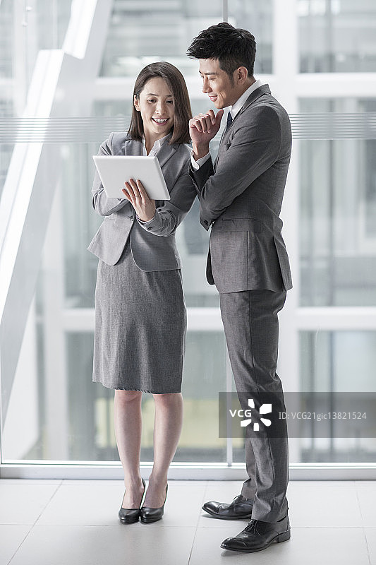 商务人士一起看平板电脑图片素材