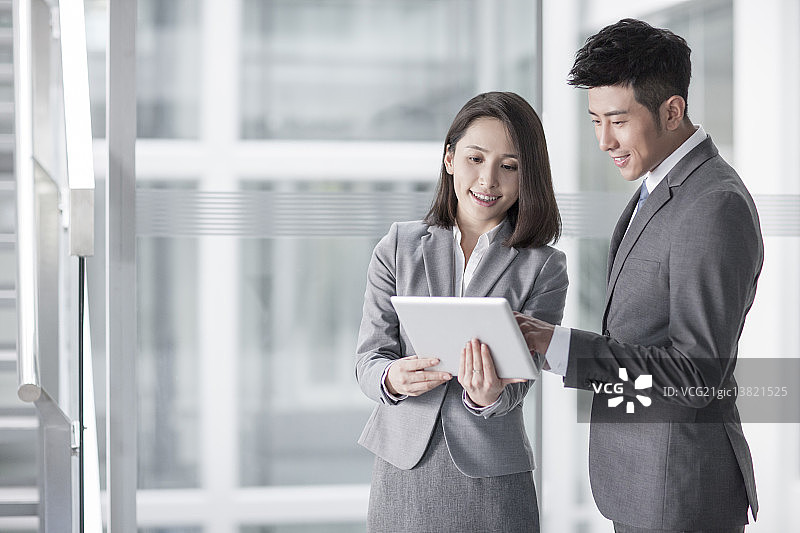 商务人士一起看平板电脑图片素材
