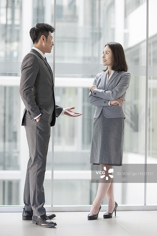 商务人士在办公室谈论图片素材