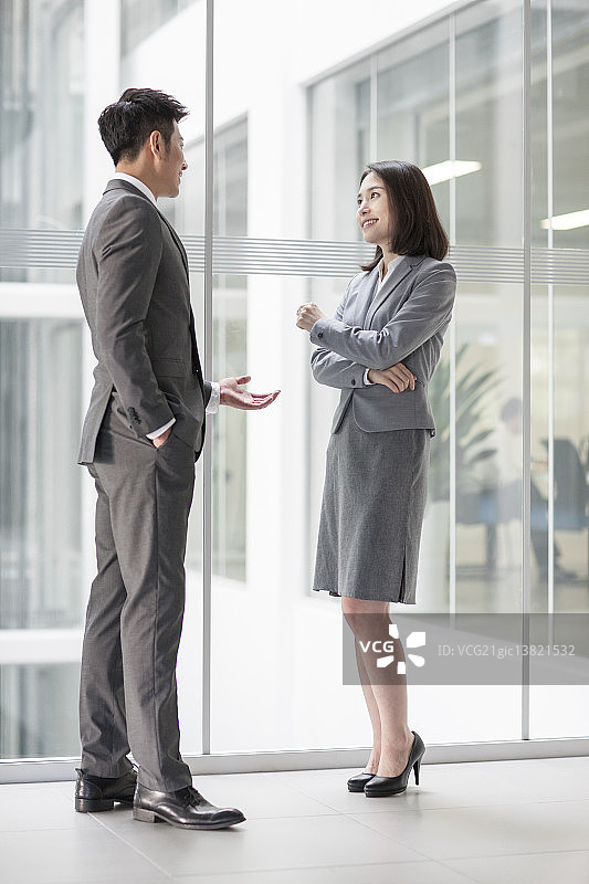 商务人士在办公室谈论图片素材