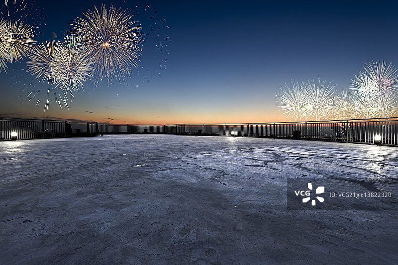 浪漫烟花下的楼顶直升机停机坪图片素材