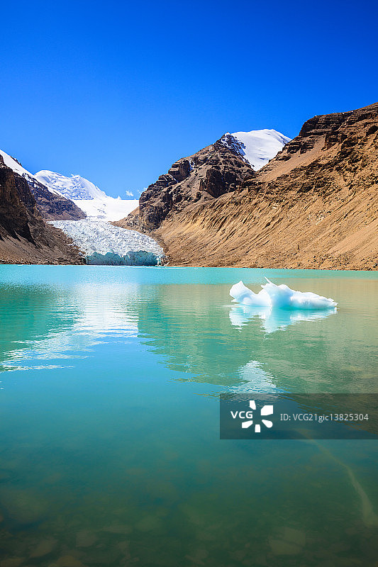 西藏曲登尼玛冰川浮冰图片素材