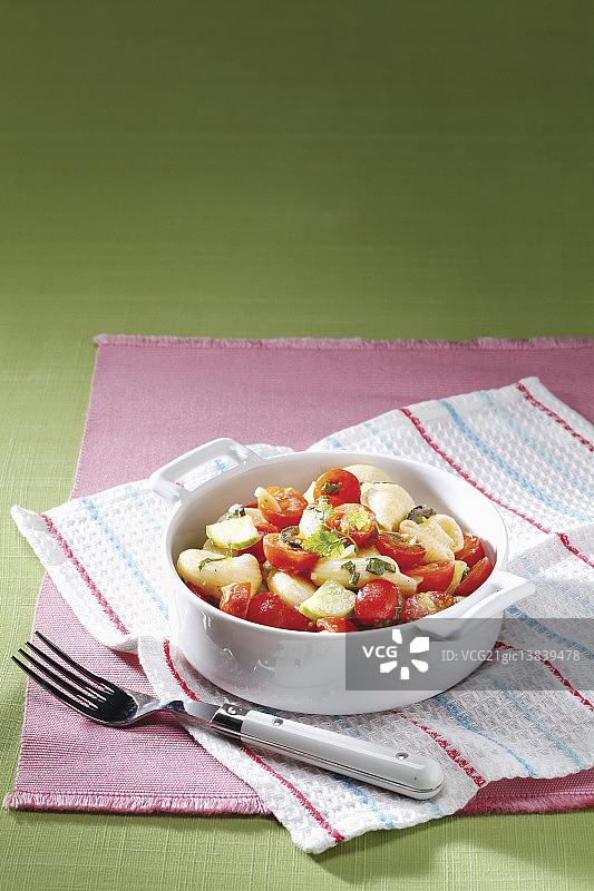 碗装意面沙拉图片素材