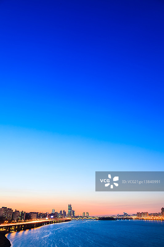 从铜雀大桥拍摄的汉江和汝矣岛日落照片图片素材