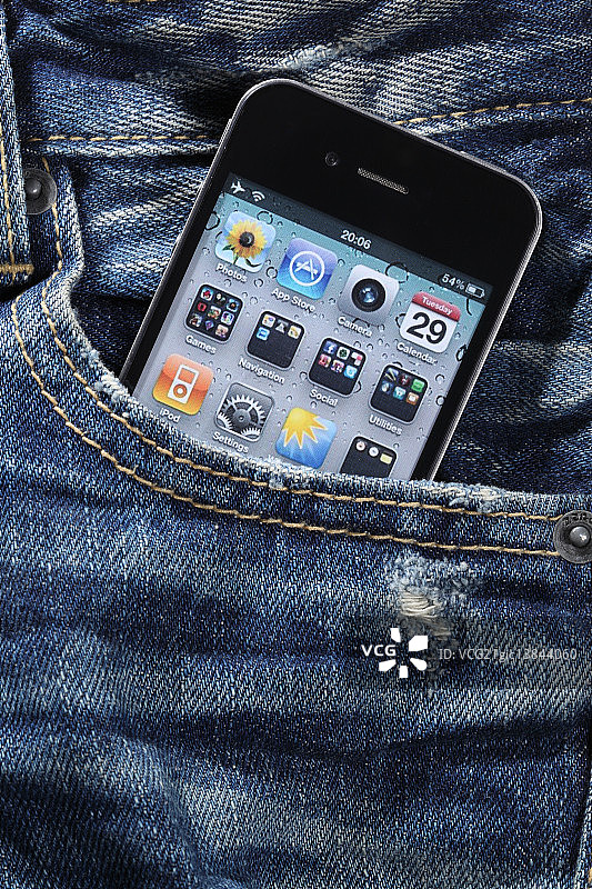 牛仔裤后口袋里的I-phone图片素材