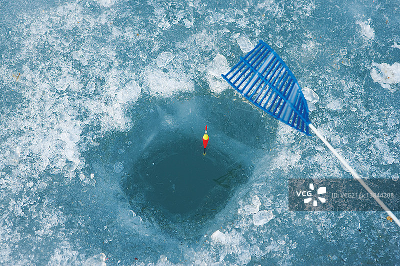 在江原道麟蹄郡体验钓冰鱼图片素材