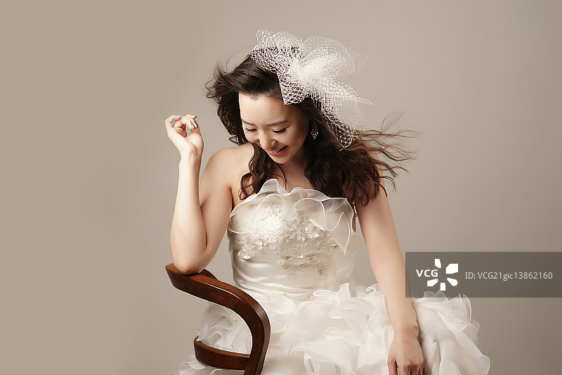 身穿婚纱的女人图片素材