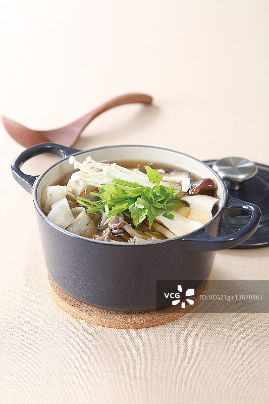 蘑菇牛蒡砂锅图片素材