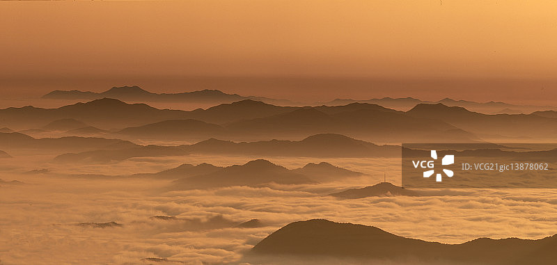 黎明时分，大屯山雾景图片素材