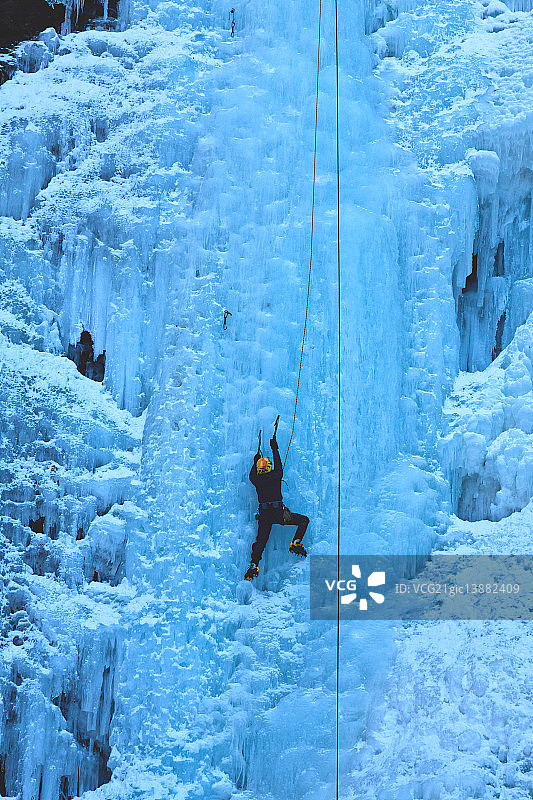 韩国春川市九谷瀑布攀冰图片素材
