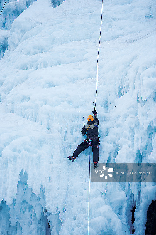 江原道麟蹄郡的攀冰活动图片素材