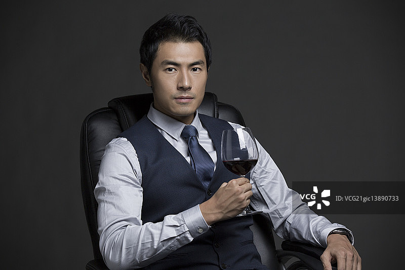 商务男子品尝红酒图片素材