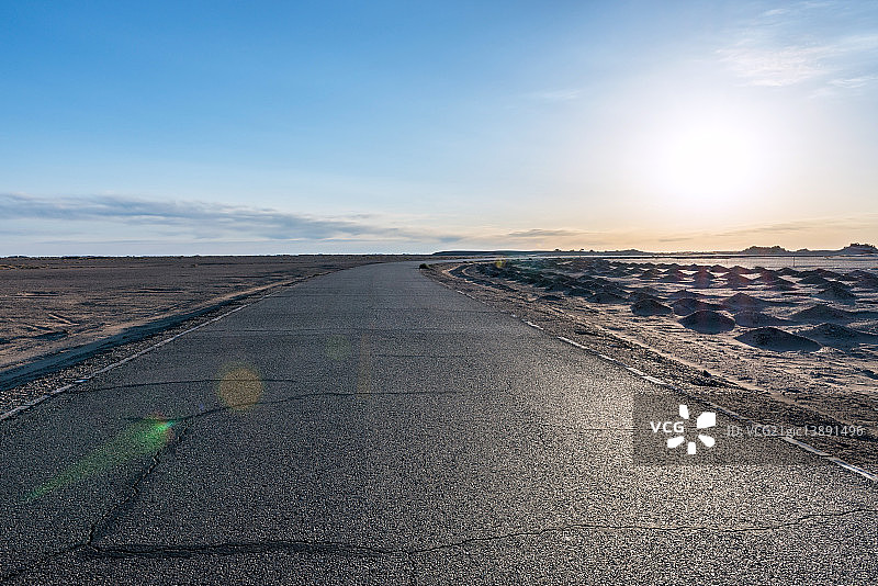 沙漠中的公路图片素材