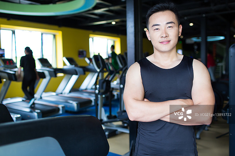 健身俱乐部的男孩图片素材
