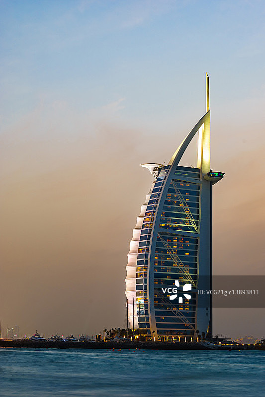 傍晚的迪拜帆船酒店图片素材