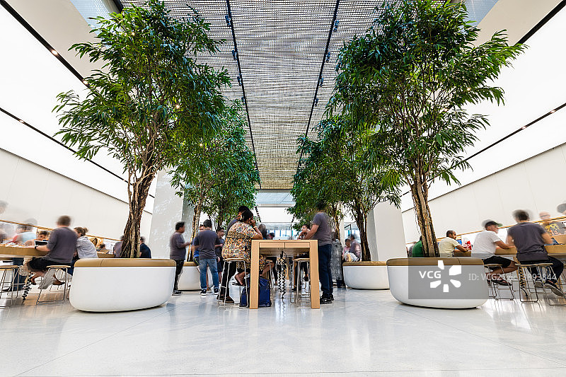 阿联酋迪拜商场世界最大苹果专卖店图片素材