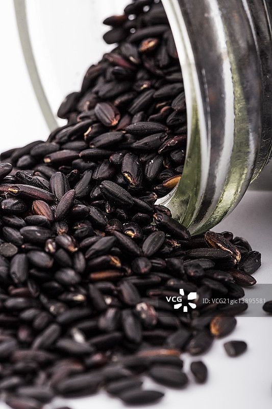 罐子中的紫米图片素材