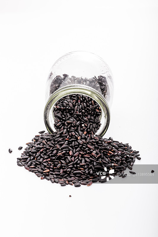 罐子中的紫米图片素材