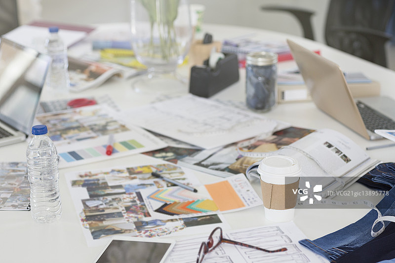 会议桌上的校样、色板和文件图片素材