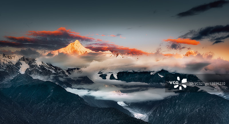 梅里雪山卡瓦格博峰图片素材