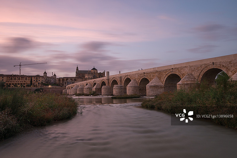 西班牙科尔多瓦罗马桥图片素材