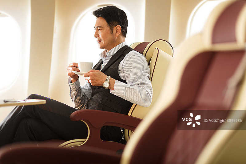 成功的商务人士乘飞机图片素材